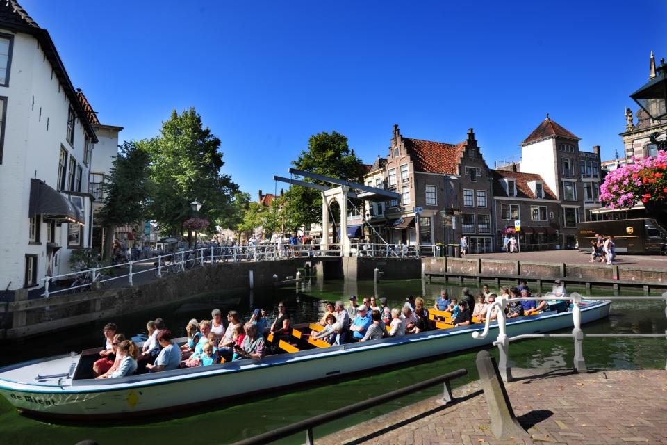 Open rondvaart boot door de grachten van alkmaar